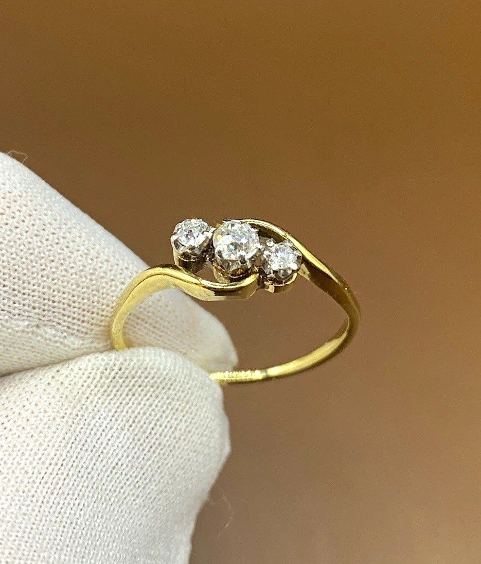 18ct Yellow Gold Diamond Trilogy Twist Ring Approx 0.30ct UK Size O